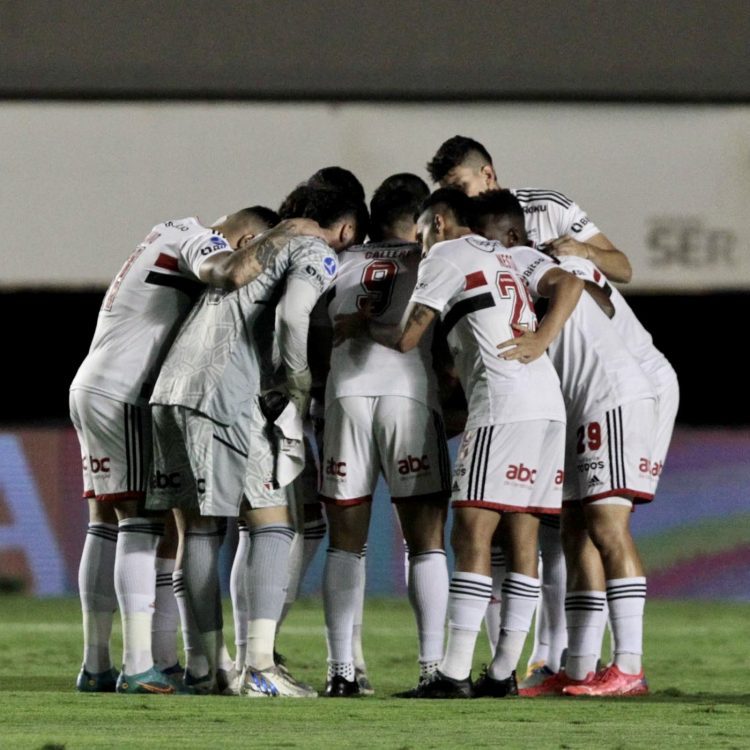 São Paulo falha muito, toma 3 gols e fica em situação ruim na Sul-Americana