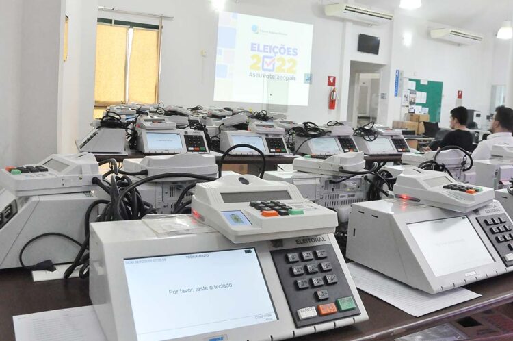 Urnas eletrônicas e informatização garantem a segurança do sistema eleitoral brasileiro