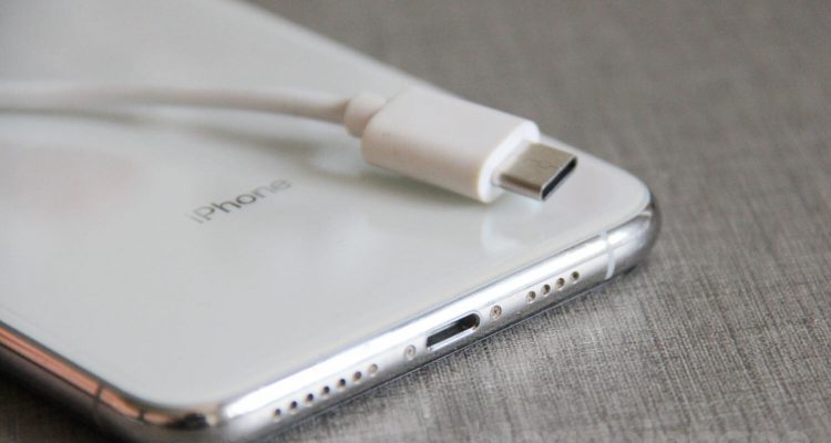 Ministério da Justiça proíbe venda de iPhone sem carregador de bateria