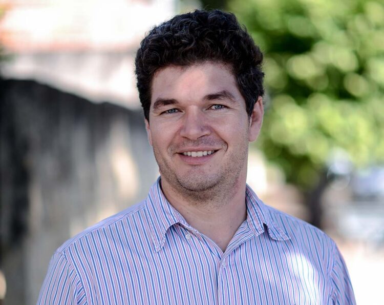 Profissionais da educação paralisam atividades em Alto Paraná