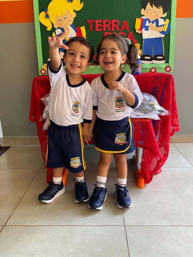 Alunos da rede municipal de Terra Rica recebem kit com uniforme escolar