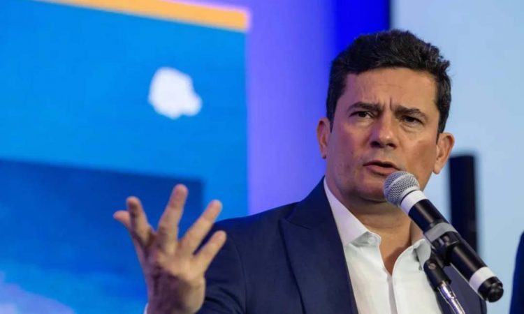 Um dia após ser alvo de busca, Moro muda material de campanha