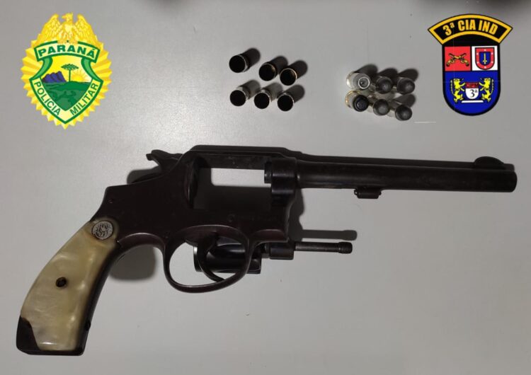 Homem de 55 anos é preso por porte ilegal de arma de fogo e violência doméstica