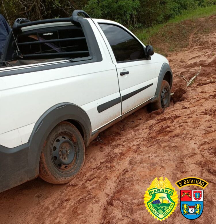 Após atolar em estrada rural, bandidos abandonam carro roubado em Paranavaí