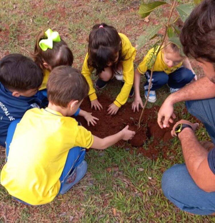 Dia da Árvore tem plantio de mudas no CMEI Antônia Ayres de Oliveira