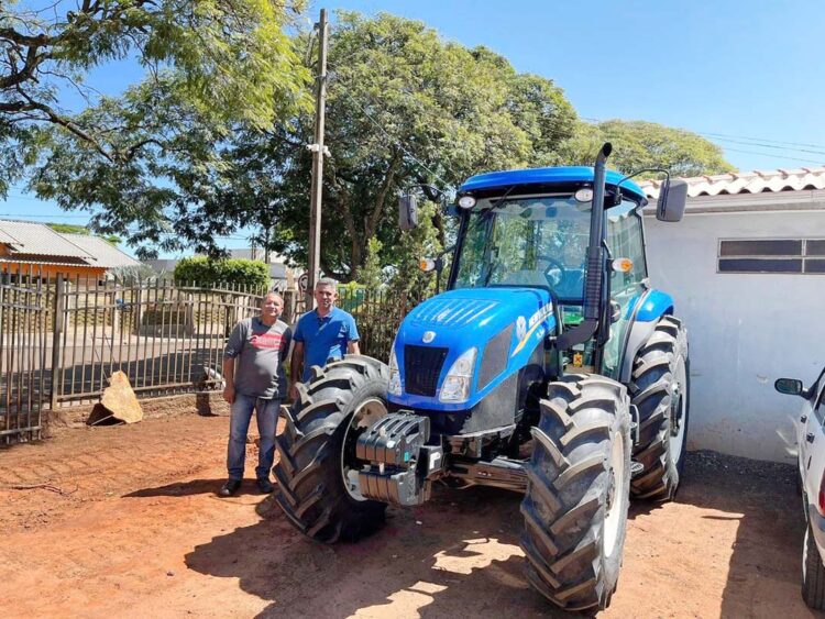 Prefeito Gilson Góis entrega novo trator para utilização no município