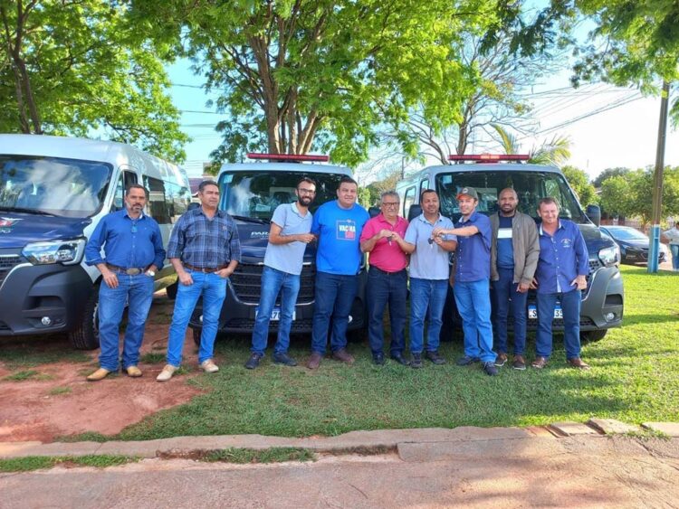 Prefeito entrega duas ambulâncias e uma Van Hospital Municipal