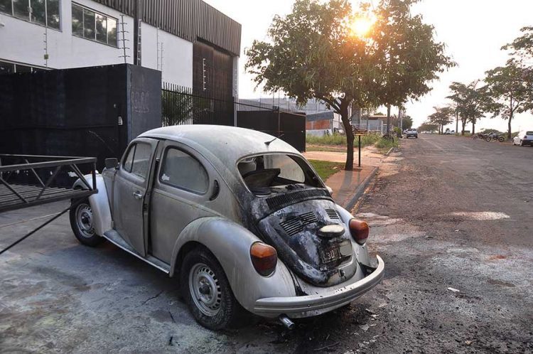 Carro pega fogo no Jardim Oasis em Paranavaí
