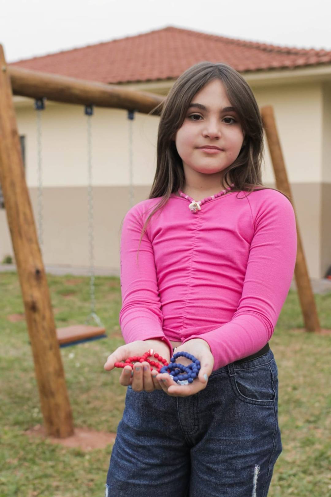 Menina de oito anos vende pulseiras e arrecada dinheiro para construção de  parquinho em escola - DIÁRIO DO NOROESTE