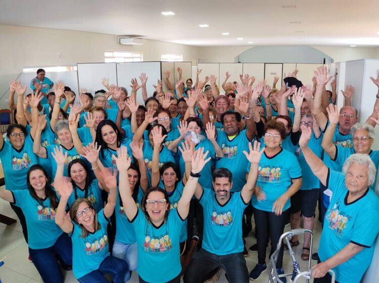 Prefeitura entrega uniformes para idosos do grupo de convivência