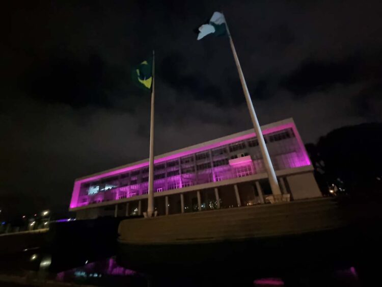 Prédios públicos e símbolos do Paraná ficam rosa para despertar o alerta da prevenção ao câncer