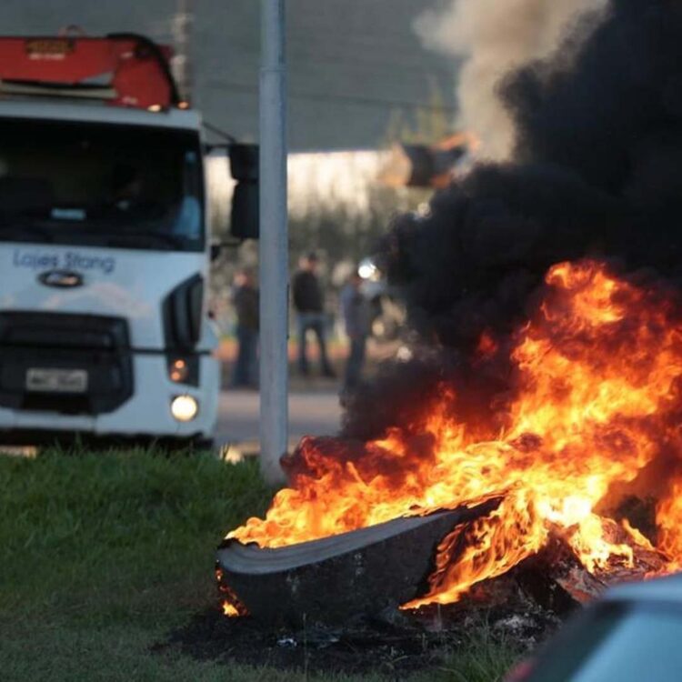 Caminhoneiros queimam pneus e bloqueiam pista no oeste da Bahia