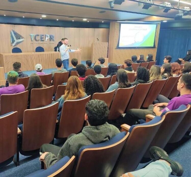 TCE-PR recebe estudantes para aula sobre cidadania e controle social do gasto público