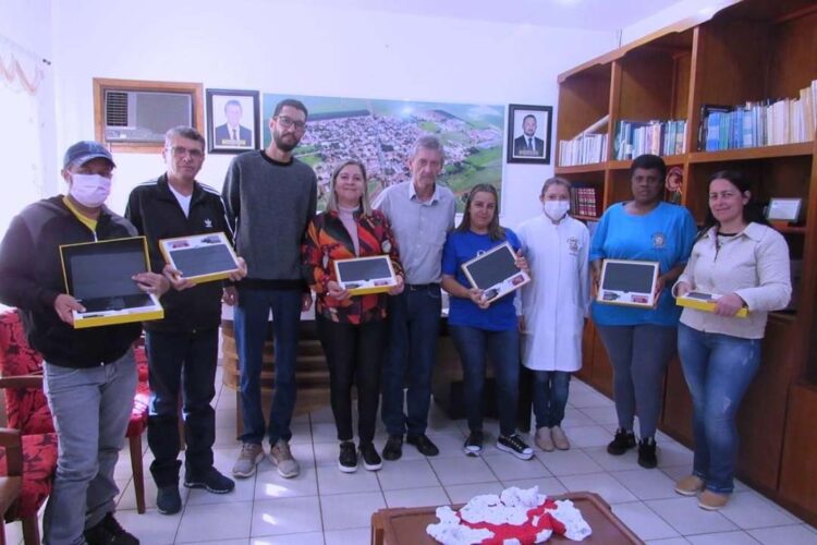 Prefeito realiza entrega de tablets para agentes comunitários de saúde