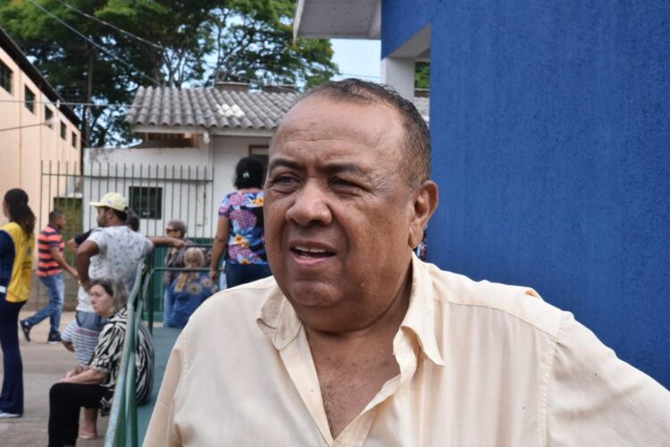“Ajudando a escolher quem vai governar o país”, diz aposentado