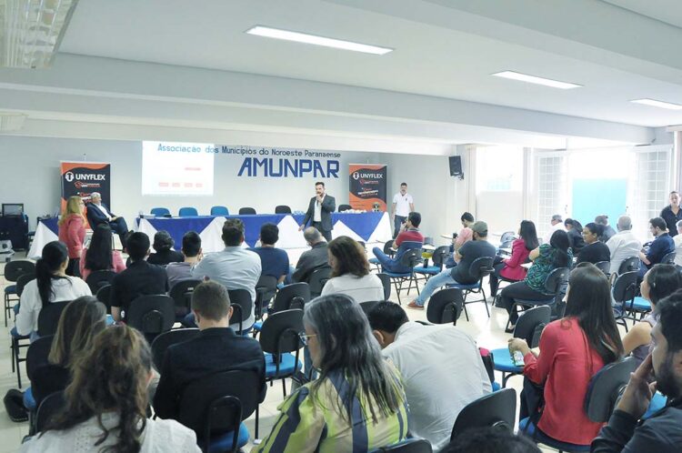 Agentes públicos da região participam de treinamento sobre a lei de licitações