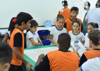 Estudantes apresentam projetos  desenvolvidos no Cecap, em Paranavaí