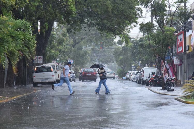 Fim de semana chuvoso e queda de temperatura:  confira a previsão do tempo para Paranavaí