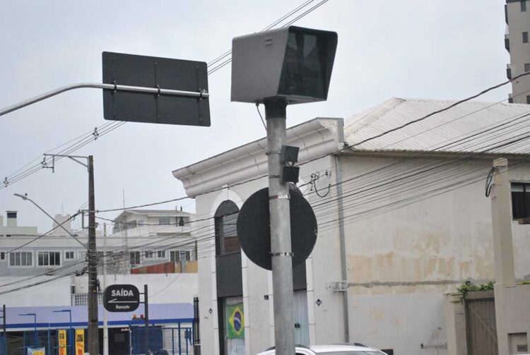 Guarapuava continua com instalações de lombadas eletrônicas na cidade