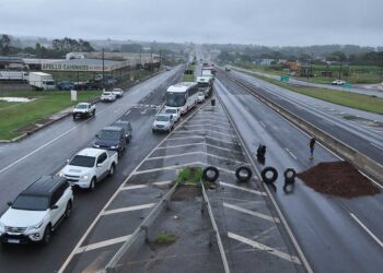 Caminhoneiros bloqueiam parte da BR-376 em Paranavaí