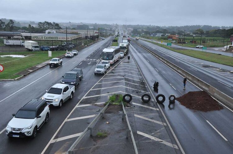 Caminhoneiros bloqueiam parte da BR-376 em Paranavaí