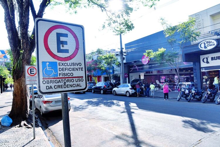 Vereadores requerem vagas de estacionamento  para pessoas com autismo, Down e doenças renais