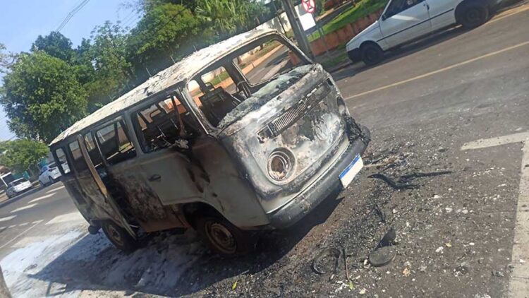 Veículo pega fogo e fica completamente destruído
