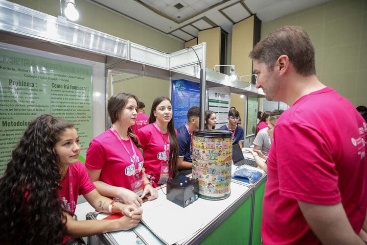 Alunas do interior do Paraná apresentam projeto de lixeira inteligente e sustentável