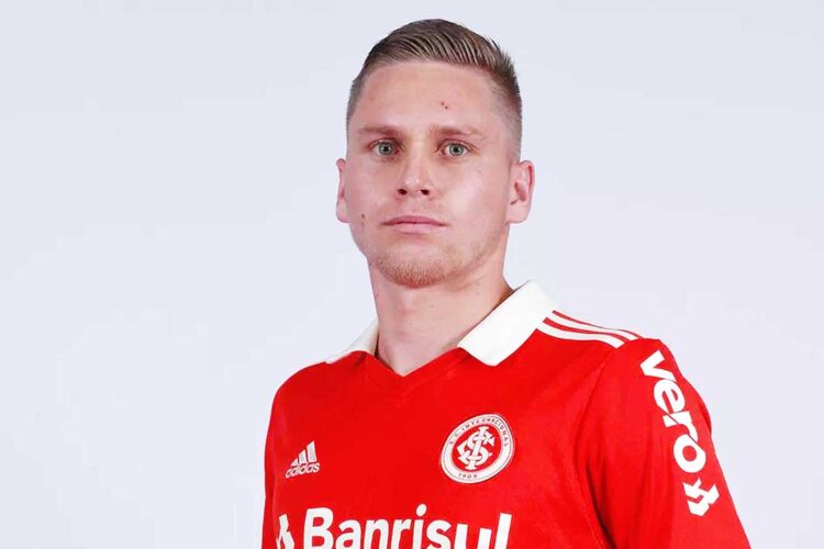 Clube sonda mercado de atacantes e  se antecipa a possível saída de goleador