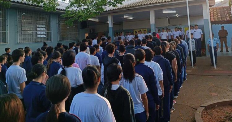 Policiais militares da 3ª CIPM visitam  Colégio Estadual Presidente Afonso Camargo