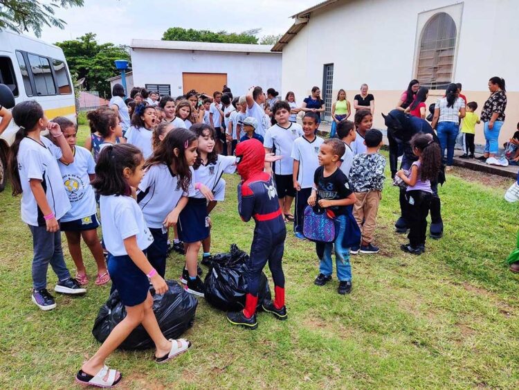 Dia das Crianças foi de entrega de presentes e muitas brincadeiras