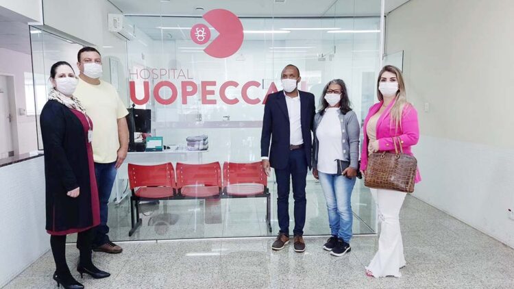 Equipe da Secretaria de Saúde visita  o hospital da Uopeccan em Umuarama