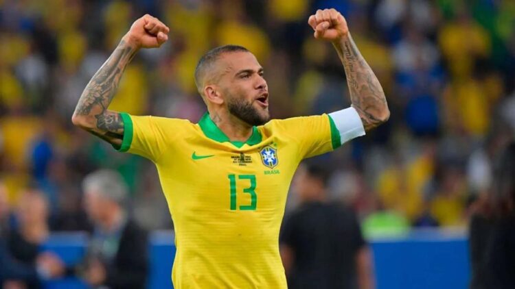 “Me imagino levantando o troféu”, diz Daniel Alves, que aumenta treinos para ir à Copa