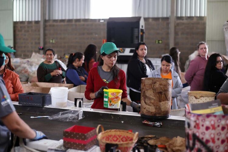 Merendeiras de escolas e Cmeis conhecem o funcionamento da Coleta Seletiva de Foz do Iguaçu