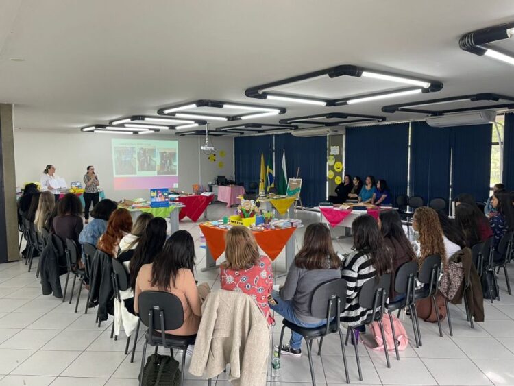 Educação promove palestra sobre trabalho com alunos de classes especiais para estudantes de Pedagogia