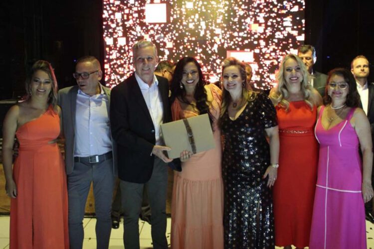 Educação entrega Prêmio Relato de Experiência Pedagógica 2022 durante jantar em homenagem aos professores