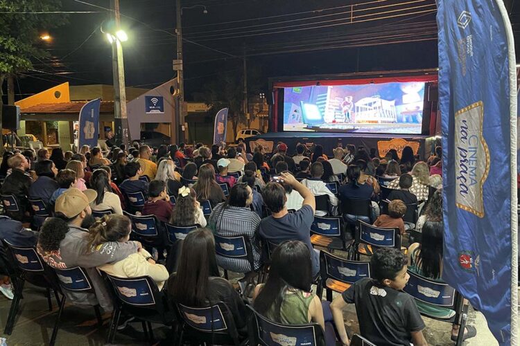 Cinema na Praça recebe 1.780 pessoas nas primeiras sessões e segue para Jandaia do Sul