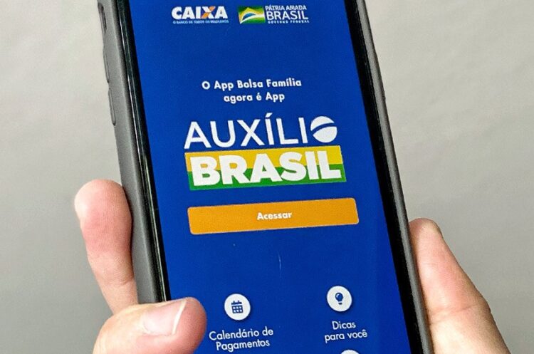 Empréstimo do Auxílio Brasil custa até 87% a mais em juros do que outros consignados