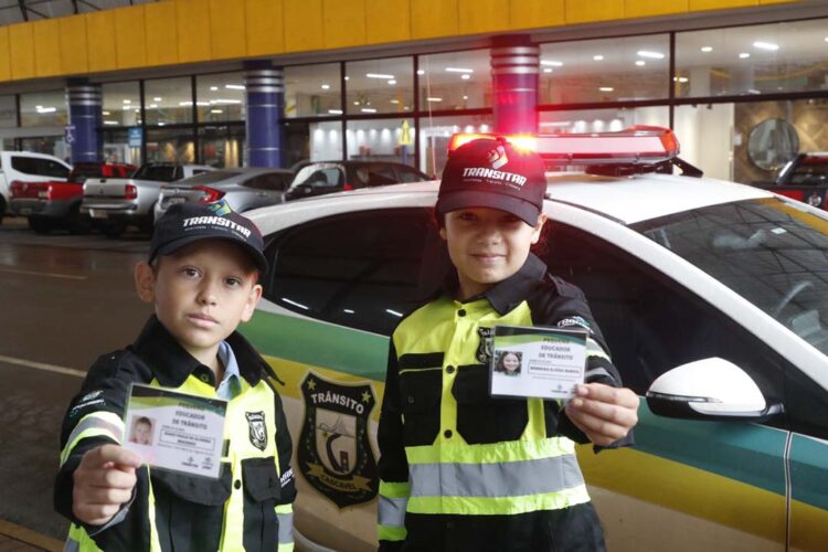 Transitar: Crianças vivem dia como agentes de trânsito em Cascavel