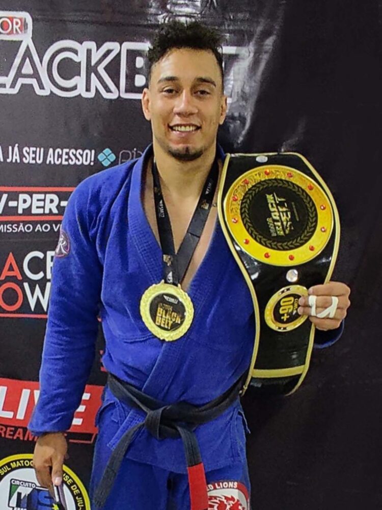 Lutador de Paranavaí, Cleiton Santos  conquista o cinturão do Indoor Black Belt