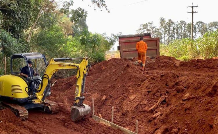 Rodovia não pavimentada em Querência do Norte recebe serviços de conservação