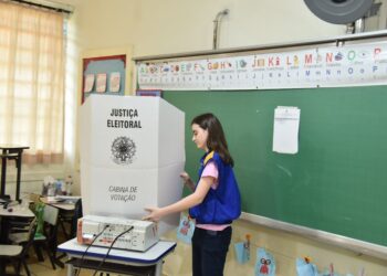 Servidores e voluntários preparam seções eleitorais na Comarca de Paranavaí