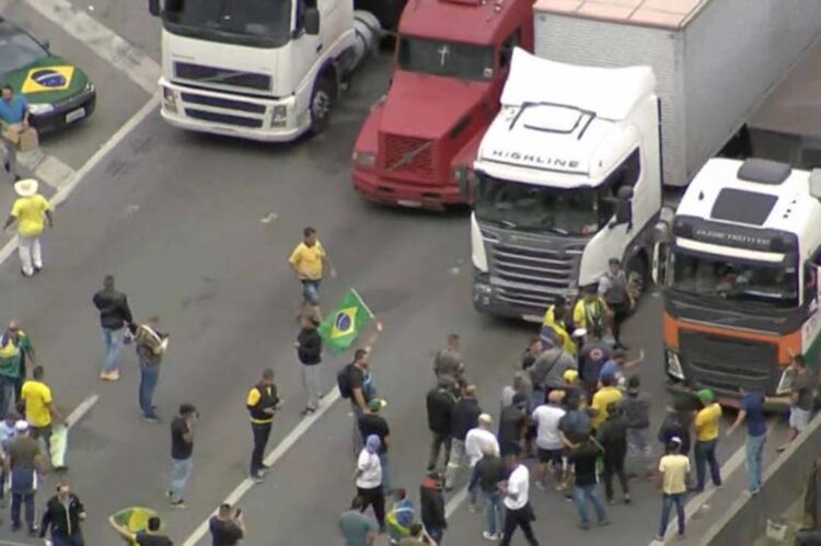 Após discurso de Bolsonaro, manifestantes dizem que bloqueio em rodovia continua