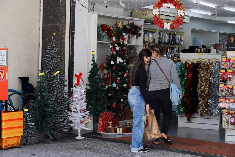 Paraná bate recorde no tempo médio de abertura de empresa em outubro: 14 horas