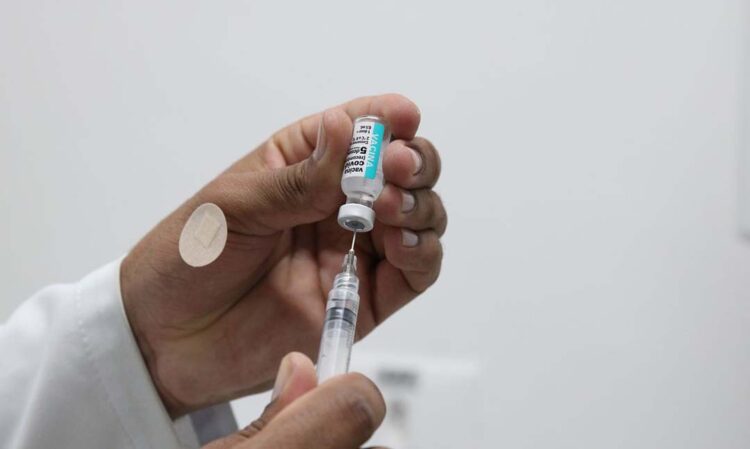 Vacina que protege contra a ômicron deve começar só em 2023, dizem especialistas
