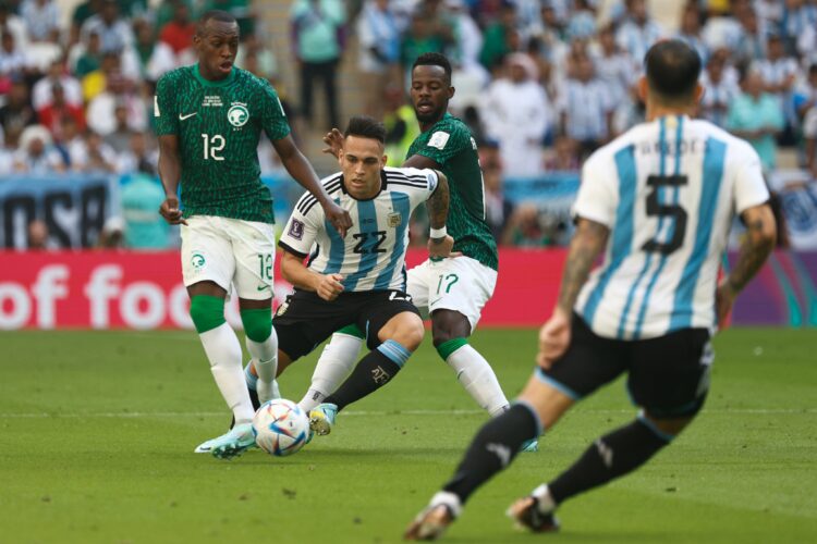 Arábia Saudita e sua torcida abalam Argentina em zebra histórica das Copas