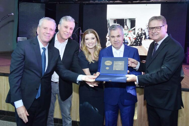 “Só fui portador. O mérito da homenagem é de todos que nos ajudaram desde 1988”