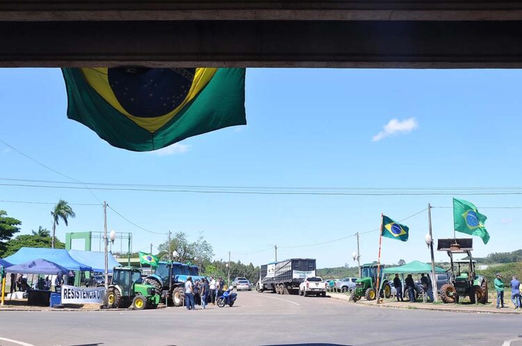 Manifestantes permanecem concentrados  à margem da BR-376, em Paranavaí