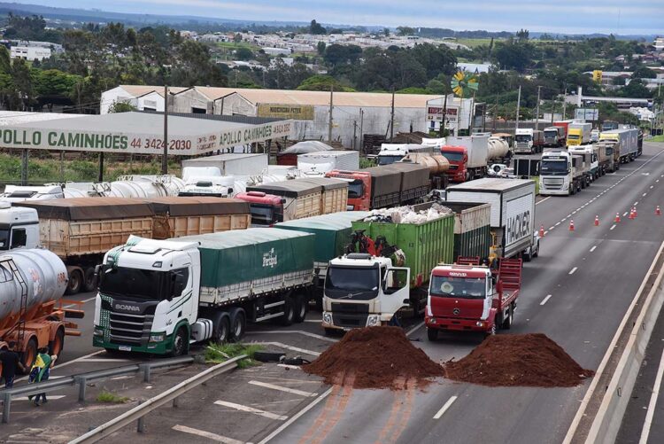 Caminhoneiros bloqueiam rodovias na Região Noroeste