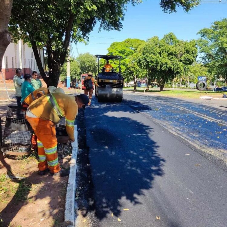 Trecho da Rua Antônio Corsetti começou a receber uma nova camada de asfalto